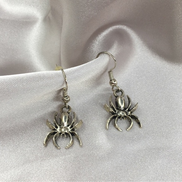 Spider Halloween Earrings Silver Tone Dangle Gothic New Without Tags Spooky - Picture 6 of 9